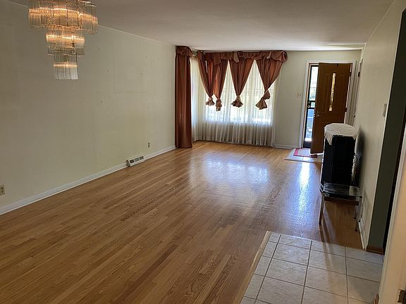 5th image of 932 E 159th Pl