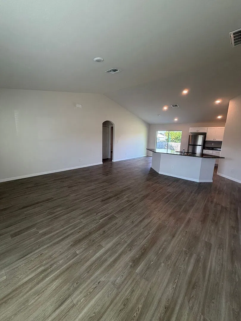 3 bed, 2.0 bath, 1357 sqft, $1,795 — Photo 3
