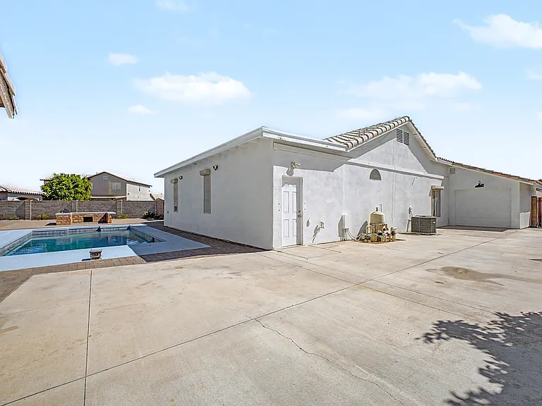 8544 W Holly St — Photo 31
