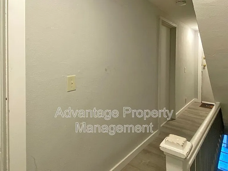 240 NW 9th St #4 — Photo 4