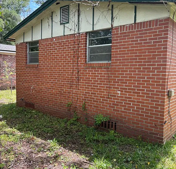 2081 Baldwin St — Photo 1