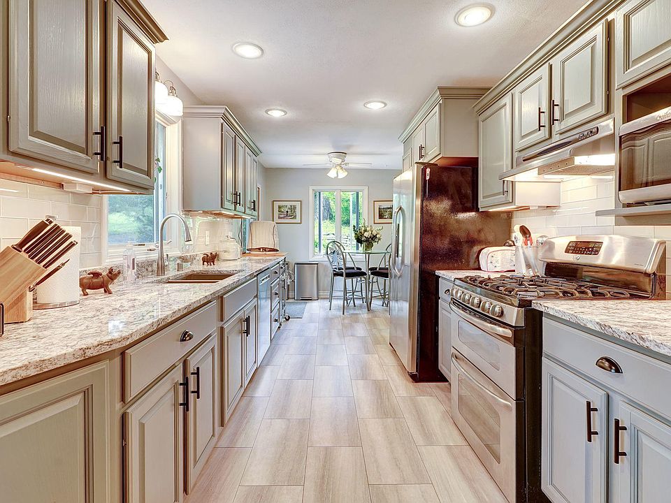 1st image of 2748 Ridge Dr
