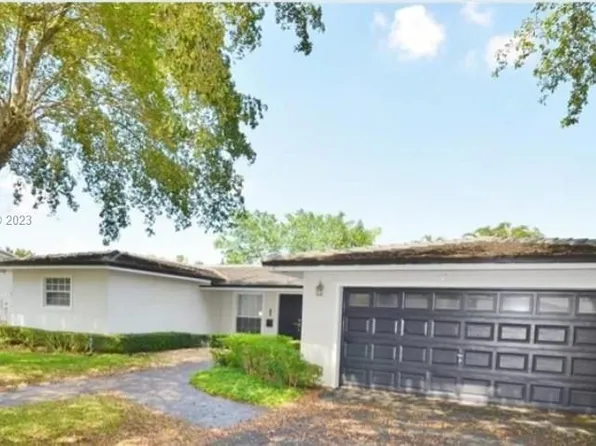 7313 Loch Ness Dr, Miami Lakes, FL 33014