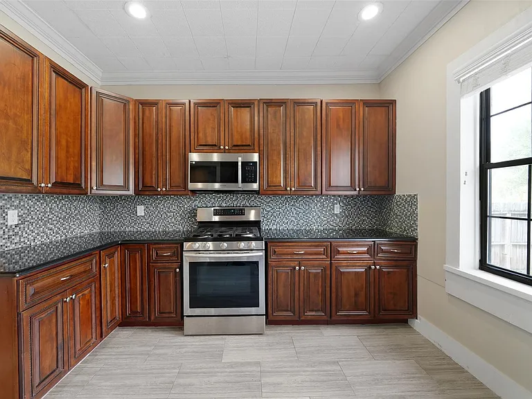 309 Pecore St — Photo 23