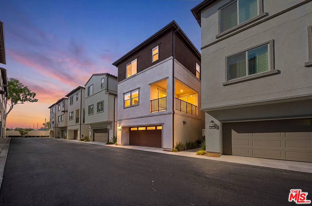 4 bed, 3.5 bath, 1762 sqft, $4,600 — Photo 1