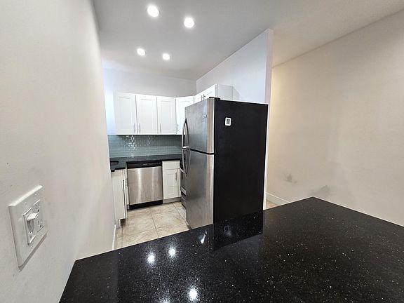 4th image of 24-20 41st St APT 3F