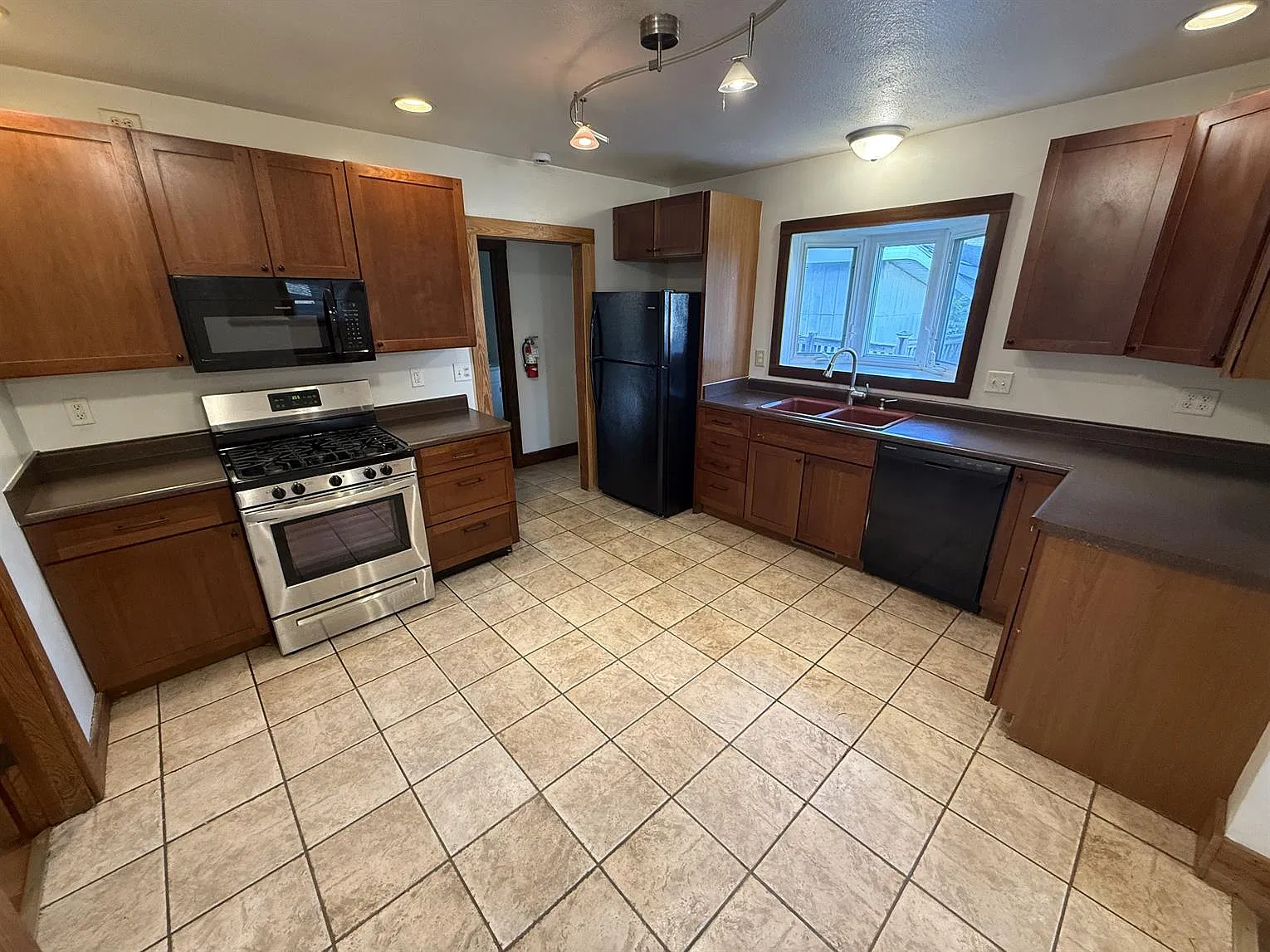 3 bed, 1056 sqft, $1,875 — Photo 3