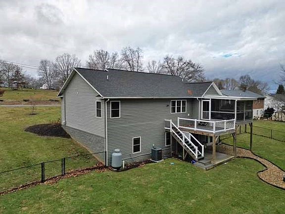 5th image of 245 Courtland Cir
