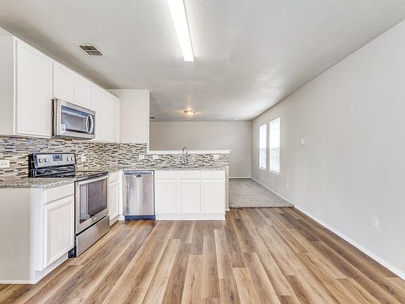 4th image of 1400 Royal Meadows Trl