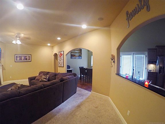 4th image of 30265 E 69th St