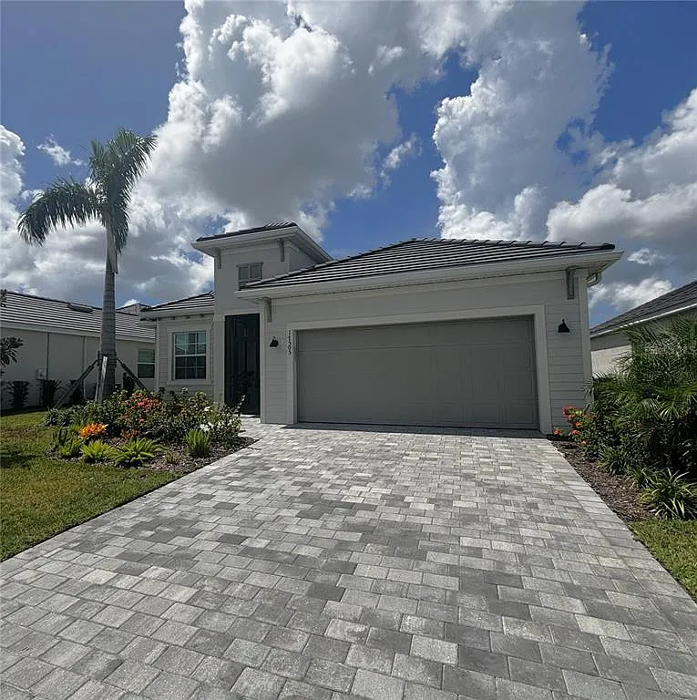 3 bed, 3.0 bath, 2245 sqft, $9,500 — Photo 2