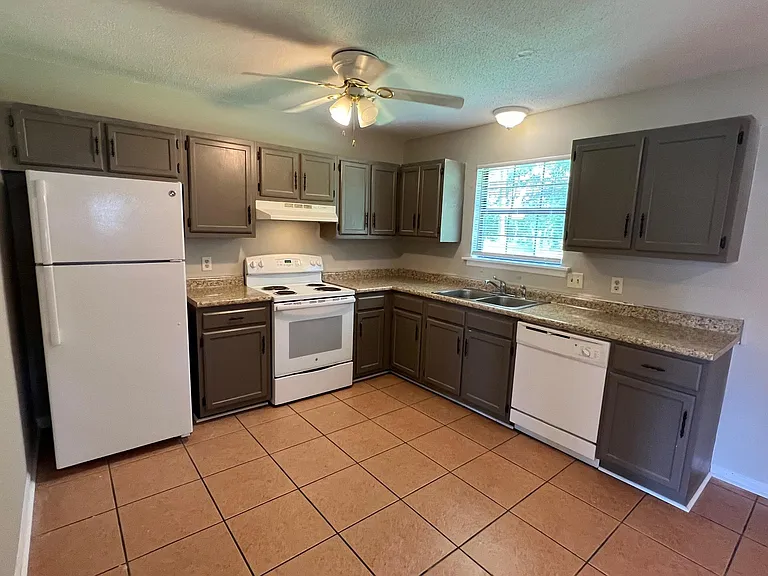 813 Robin Hood Trl — Photo 5