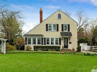 40 West Ln, Bay Shore, NY 11706