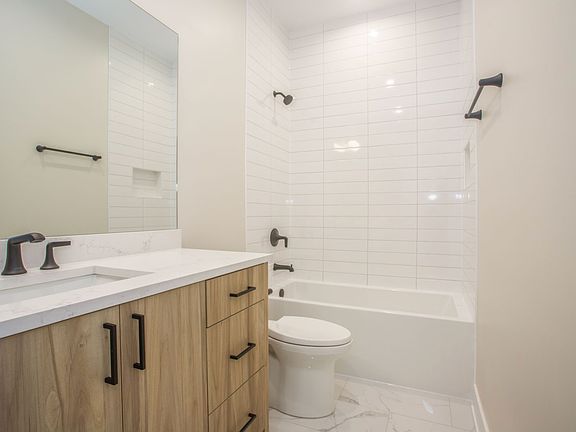 5th image of 2265 N Southport Ave #2