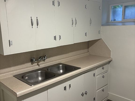 5th image of 104 12th St APT 1