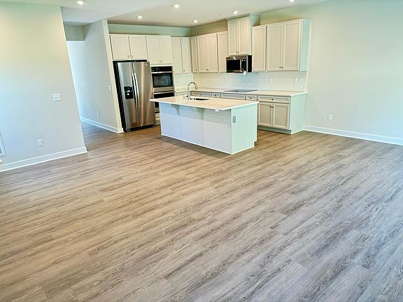 4th image of 1033 Mountain View Dr