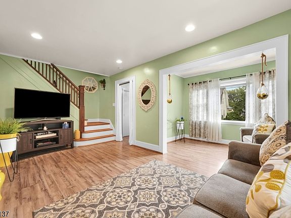 4th image of 270 Crann St