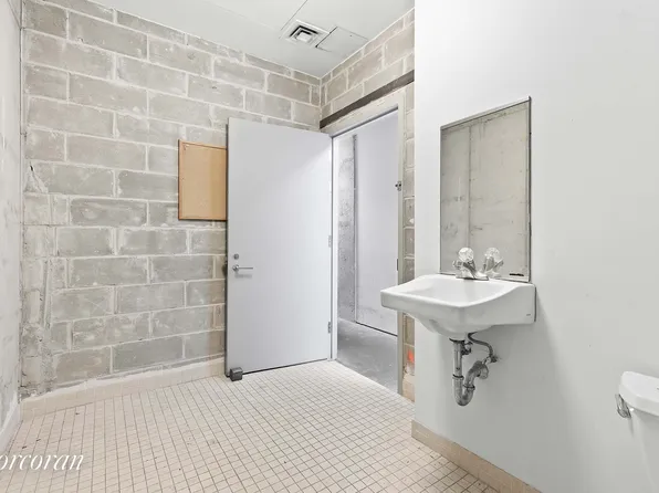 534 West 42nd Street image 3 of 4