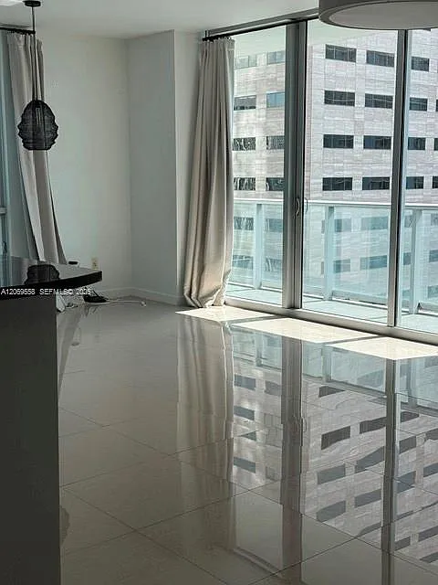 Met 1 Condo — Photo 4