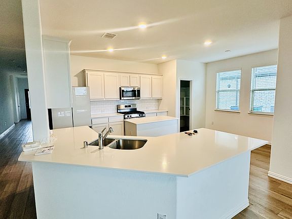5th image of 5905 Edward Dr