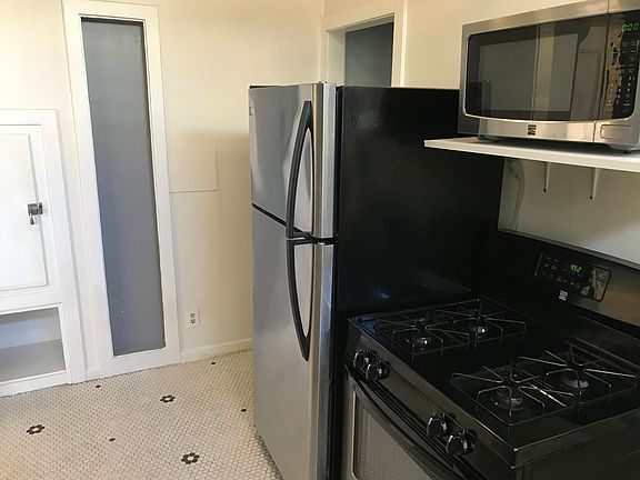 4th image of 6903 Rosewood Ave