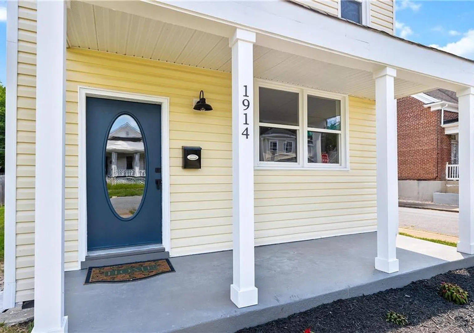 Single Family 3 Bedroom Richmond & Manchester Neighborhood — Photo 2