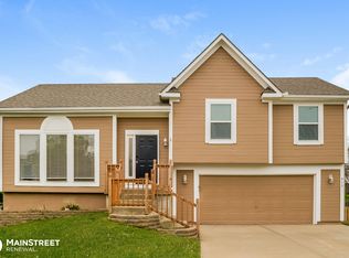 917 Oak Crest Dr, Gardner, KS 66030