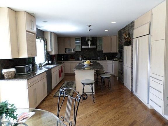 5th image of 9807 W Somerset Ln