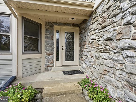 5th image of 331 Basswood Cir