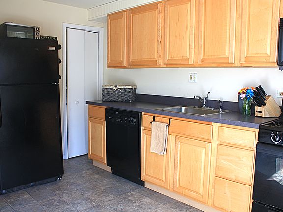 2nd image of 900 Woodlawn Ave
