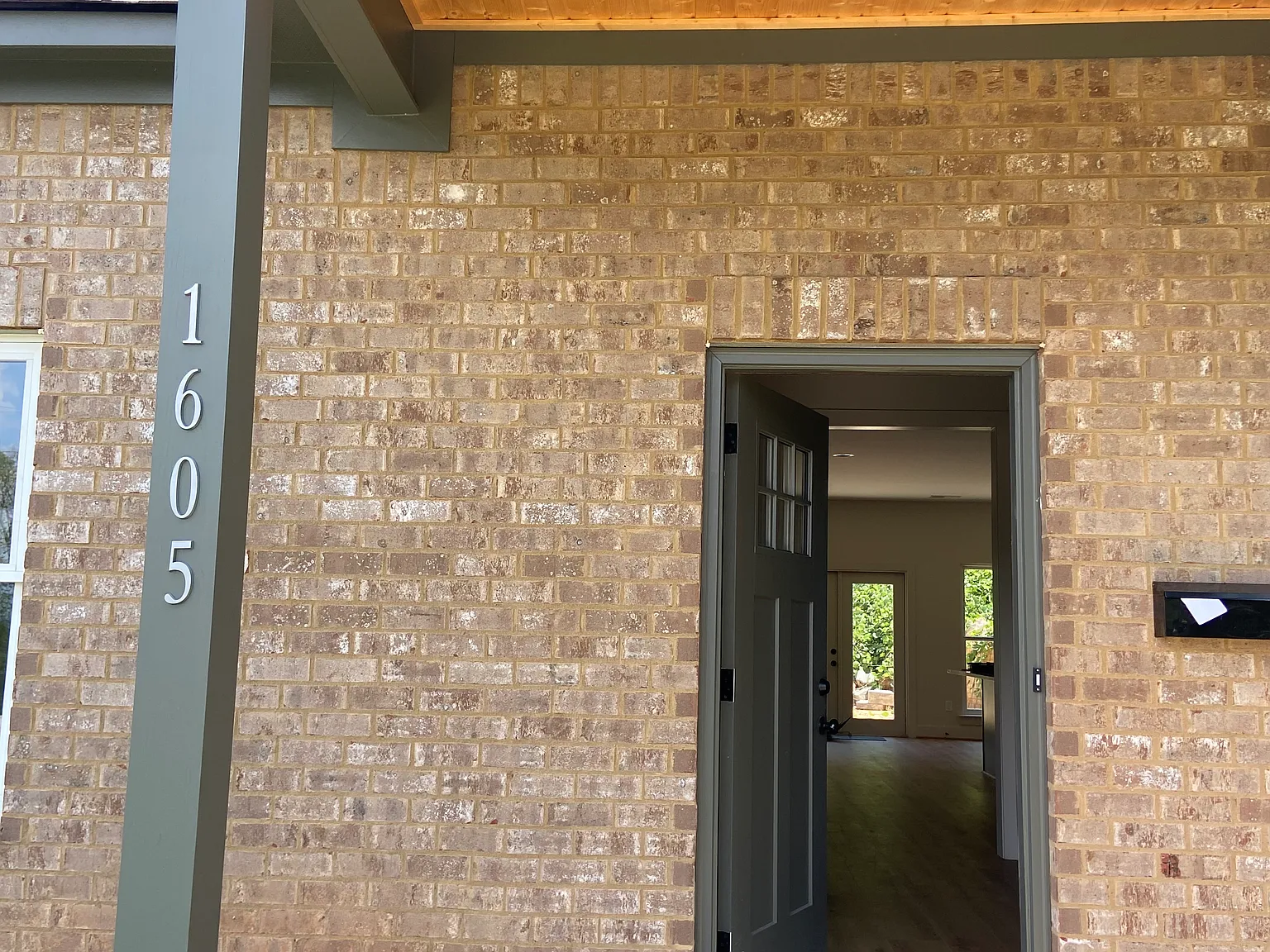 4 bed, 2.5 bath, 2400 sqft, $2,600 — Photo 2
