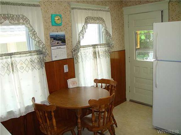 5th image of 75 Parkwood Ave