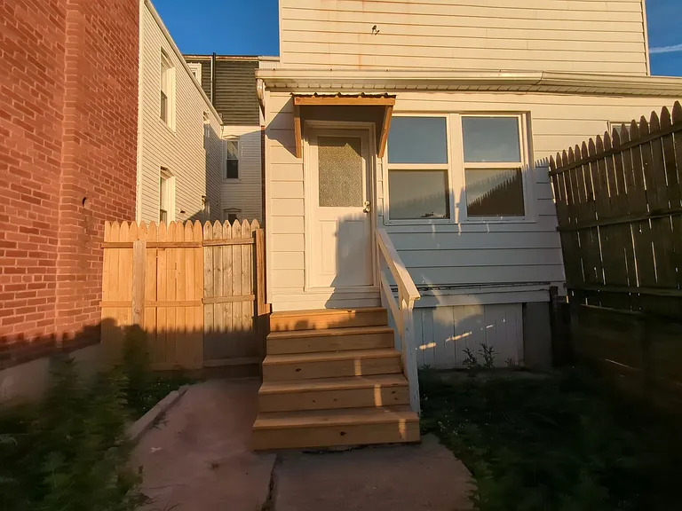 1529 W King St — Photo 12
