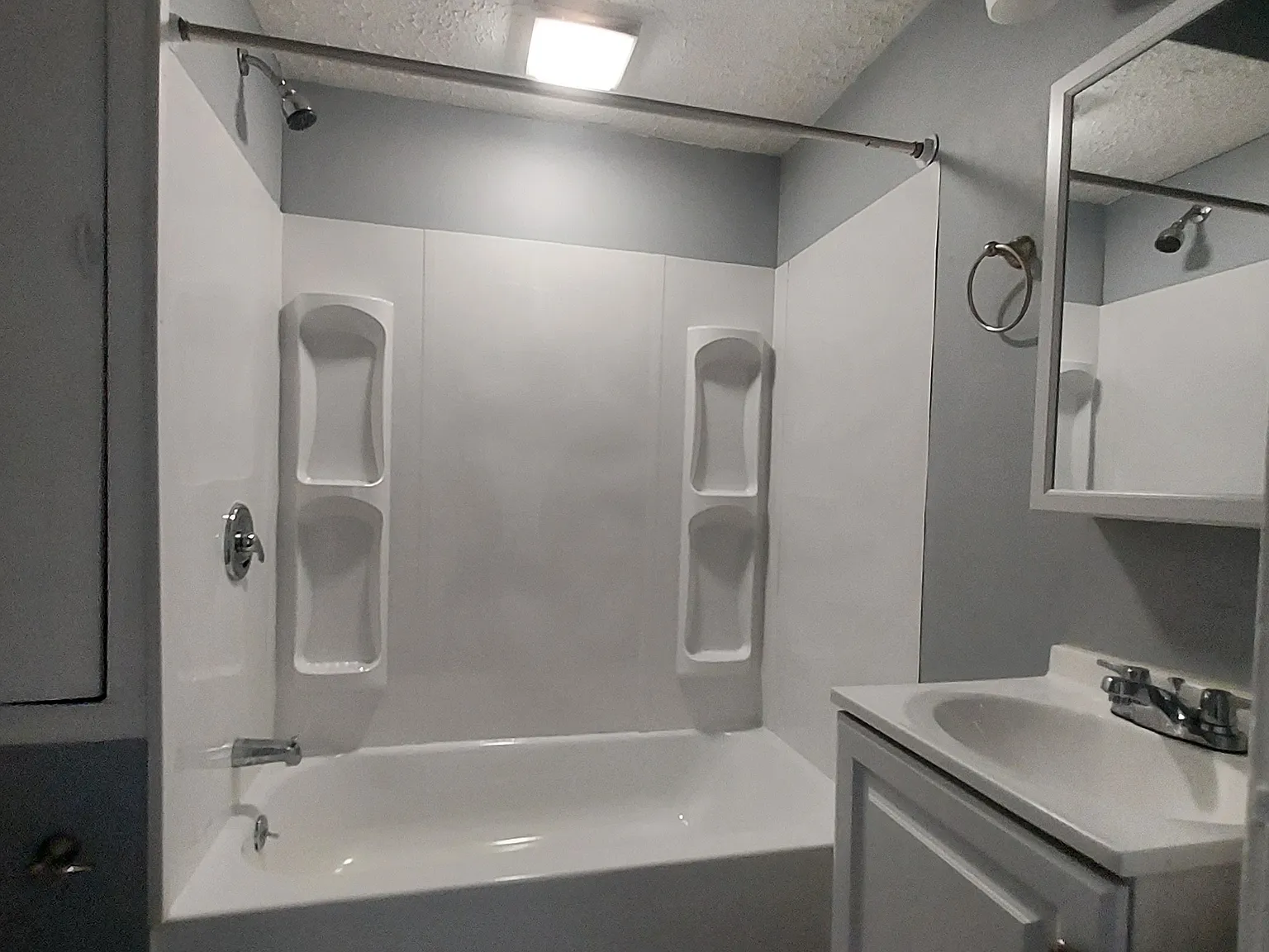 3 Bedroom, 1.5 Bathroom Apartment — Photo 4