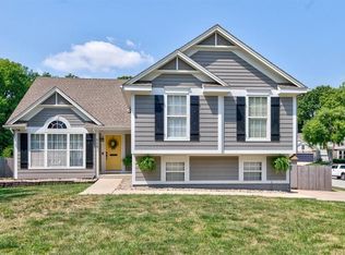 908 NE Country Ln, Lees Summit, MO 64086