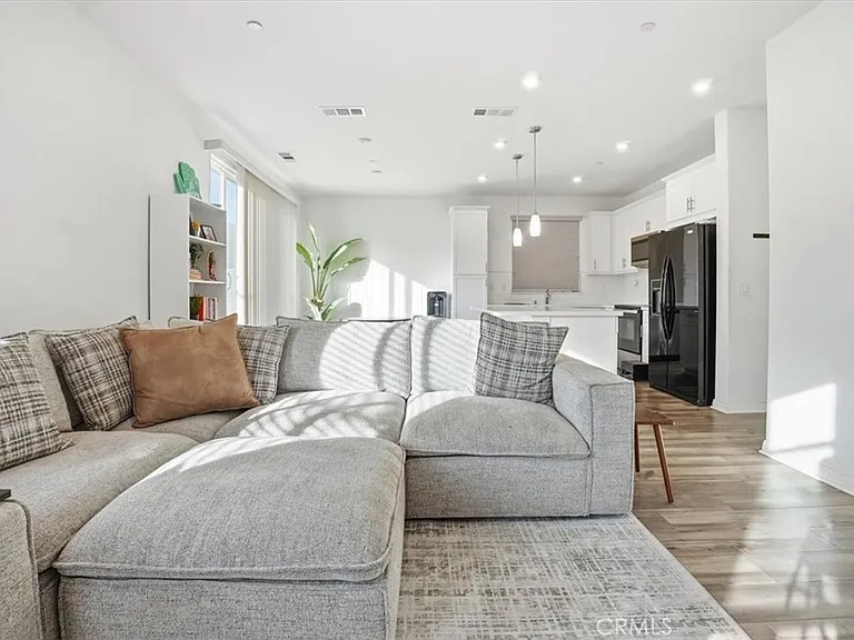 556 Enzo St — Photo 5