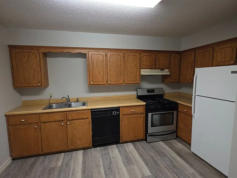 600 E 8th St #1 — Photo 5
