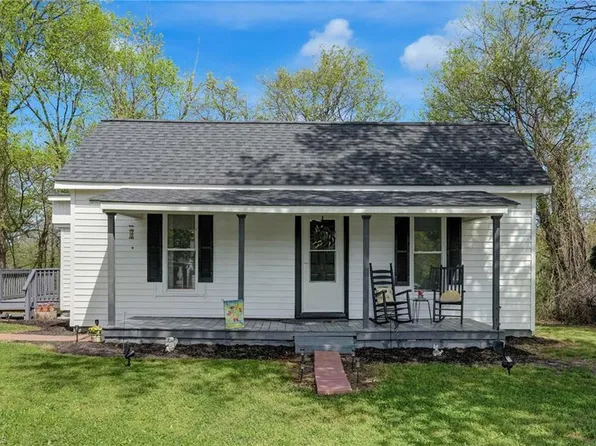 1723 E Meadow Rd, Reidsville, NC 27288