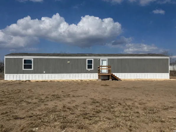 870 Ave. J, Christine, TX 78012