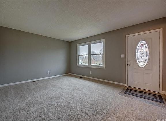 4th image of 104 Helen Ave
