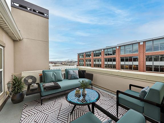 Huge outdoor deck west facing 250 sf (does not include furniture)