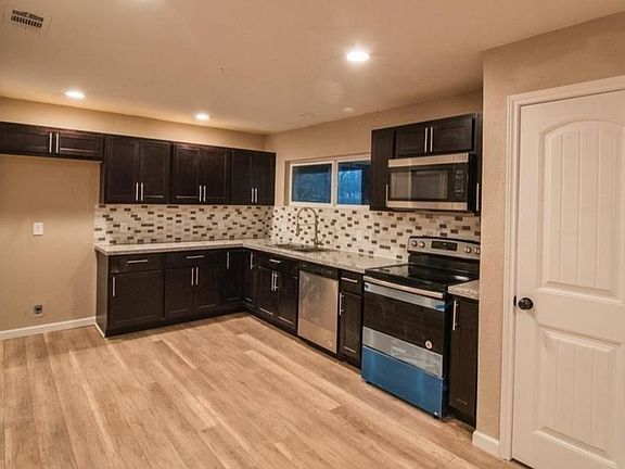 5th image of 1919 Colony Dr