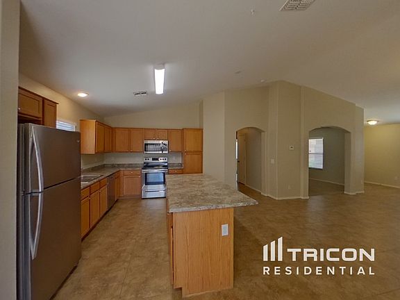 5th image of 1089 E Christopher St