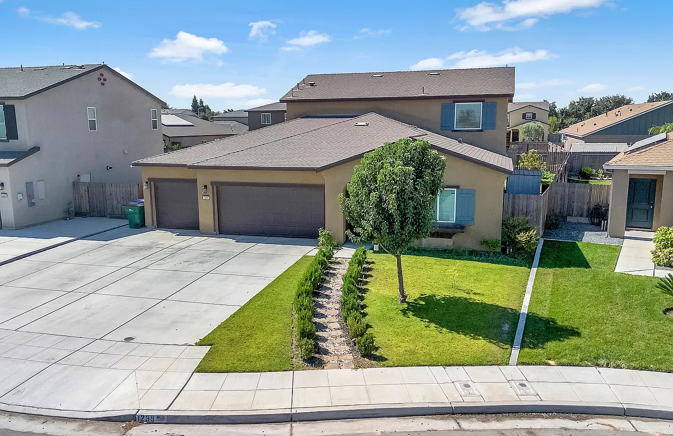 5 bed, 3.5 bath, 2797 sqft, $3,250 — Photo 1