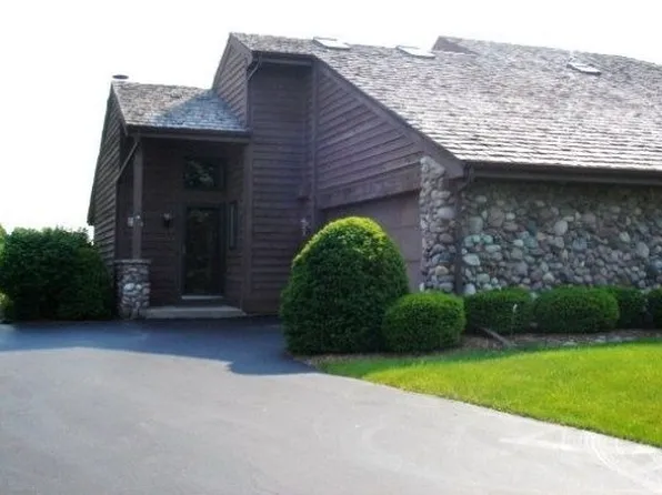 W135N8083 Wood Ct, Menomonee Falls, WI 53051