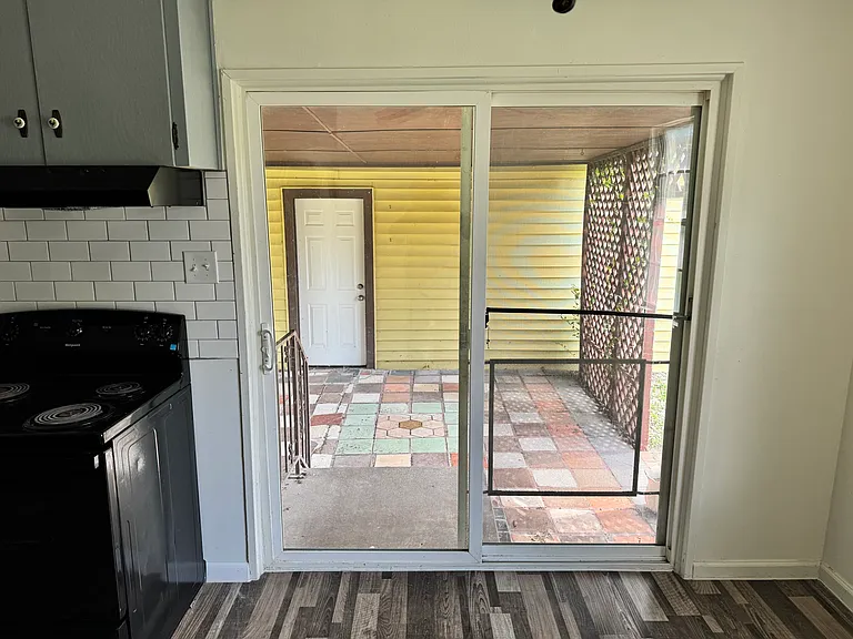 entrance to back patio