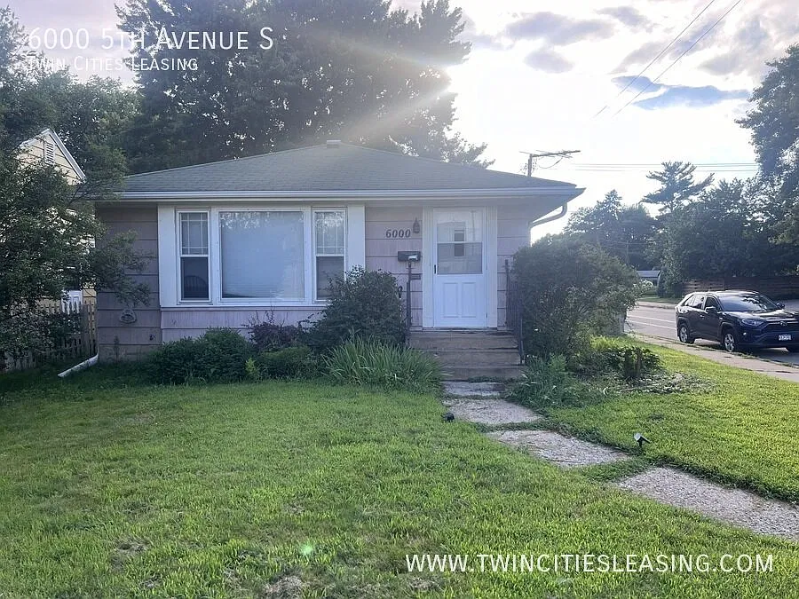3 Bed 1 Bath Single Family Home W/ Fenced in Yard! — Photo 1