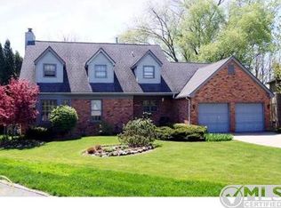 262 Streamview Dr, Troy, MI 48085