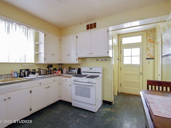 4th image of 5815 N Sacramento Ave