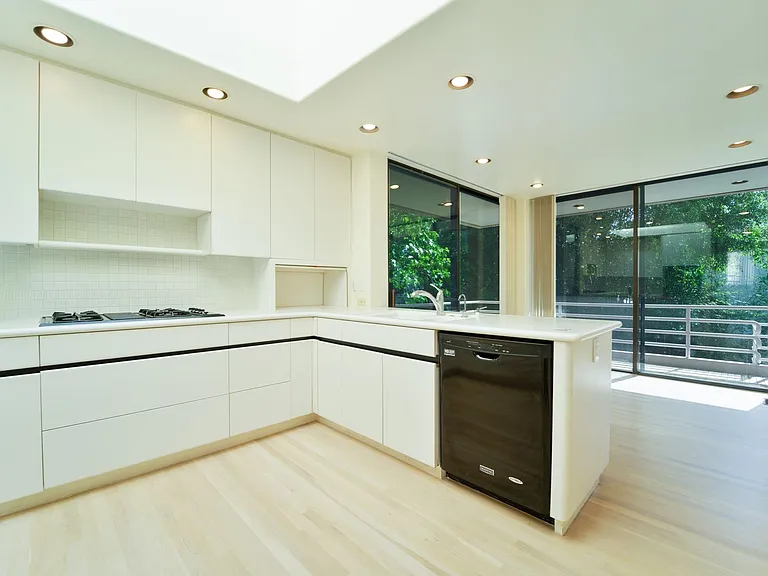 1348 Rhoda Dr — Photo 11